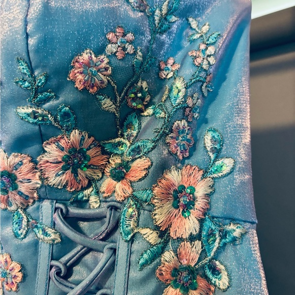 Exquisite grad/prom dress, size 6, Brand new condition. Paid $1800 new - Picture 2 of 8